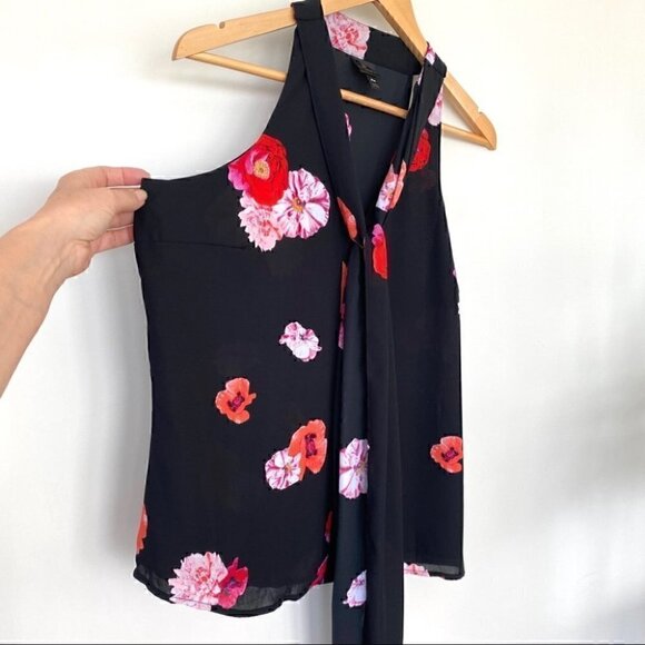 Sleeveless top with tie  at neck - Picture 3 of 6